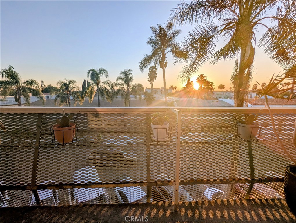 https://media.crmls.org/medias/9ccecb7c-6fd9-4c68-a9fc-57142c7da4fd.jpg?preset=X-Large