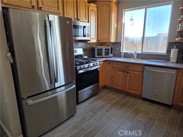 Detail Gallery Image 8 of 33 For 3330 Garnet, Rosamond,  CA 93560 - 5 Beds | 3 Baths