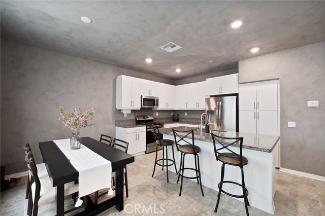 Detail Gallery Image 12 of 41 For 16667 Snowdrop #2,  Fontana,  CA 92336 - 4 Beds | 3 Baths