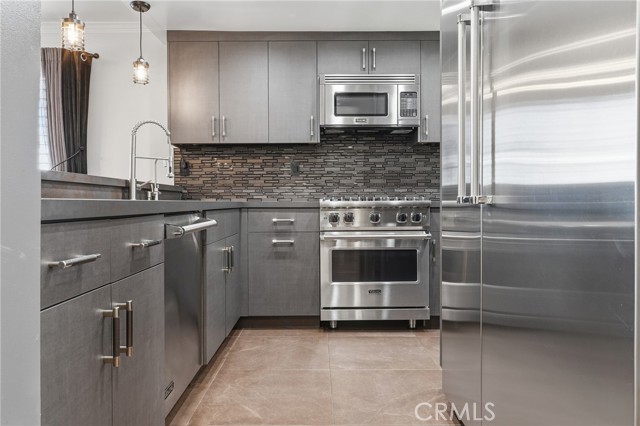 Detail Gallery Image 9 of 37 For 15735 Nordhoff St #11,  North Hills,  CA 91343 - 3 Beds | 3 Baths