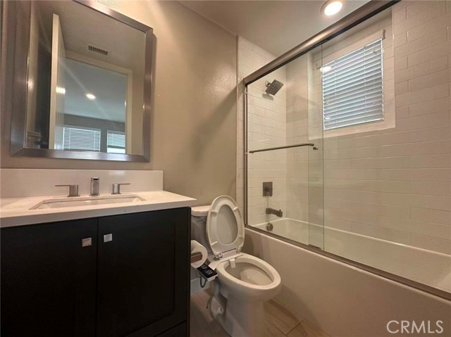 Detail Gallery Image 12 of 22 For 140 Crossover, Irvine,  CA 92618 - 4 Beds | 4/1 Baths