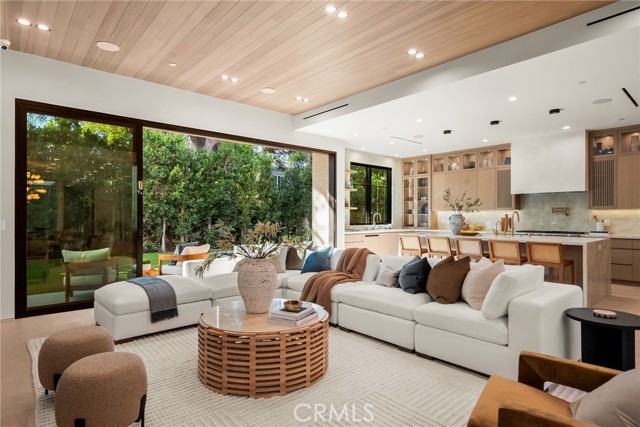 Detail Gallery Image 3 of 42 For 4245 Bellaire Ave, Studio City,  CA 91604 - 5 Beds | 5/1 Baths