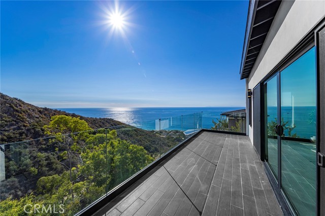 Detail Gallery Image 3 of 53 For 685 Nyes Pl, Laguna Beach,  CA 92651 - 3 Beds | 2/1 Baths