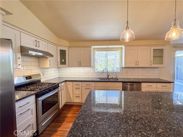 Detail Gallery Image 6 of 27 For 12162 Bradford, Granada Hills,  CA 91344 - 3 Beds | 2/1 Baths