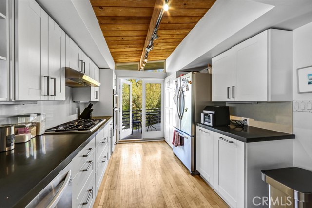 Detail Gallery Image 9 of 27 For 3830 Buena Park Dr, Studio City,  CA 91604 - 3 Beds | 3 Baths