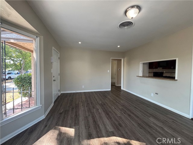 8135 Wakefield Avenue, Panorama City CA: https://media.crmls.org/medias/9cdaf128-4622-405a-bbb6-22cbb408e0ad.jpg