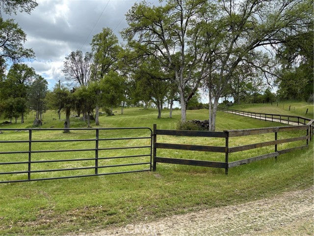 4060 Indian Peak Road, Mariposa CA: https://media.crmls.org/medias/9ce10796-8f4a-4d9c-9fe0-ee767294bc7a.jpg