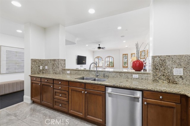 Detail Gallery Image 7 of 30 For 143 N Arnaz Dr #105,  Beverly Hills,  CA 90211 - 3 Beds | 2/1 Baths