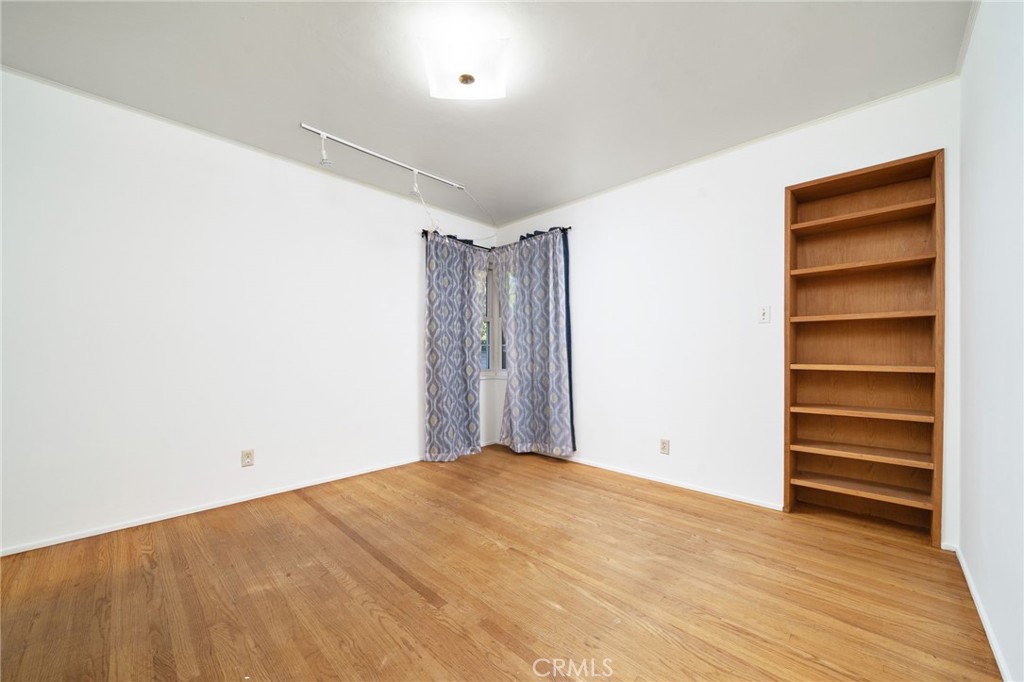 https://media.crmls.org/medias/9ce5d8b7-18e4-4ec7-888a-440a28401580.jpg?preset=X-Large
