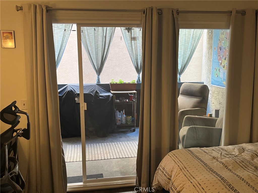 https://media.crmls.org/medias/9ce602cc-3b5b-494f-be5b-b8efc4152835.jpg?preset=X-Large