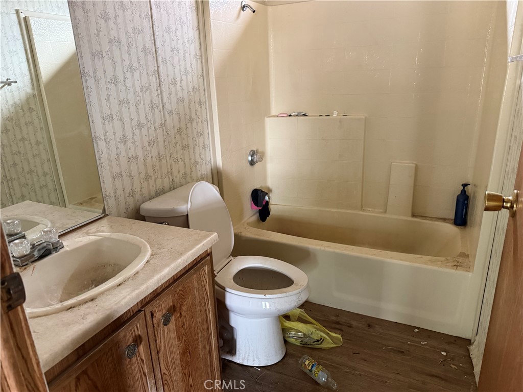 https://media.crmls.org/medias/9ce69af0-06cb-4f4a-89fc-a02b2cdb1964.jpg?preset=X-Large