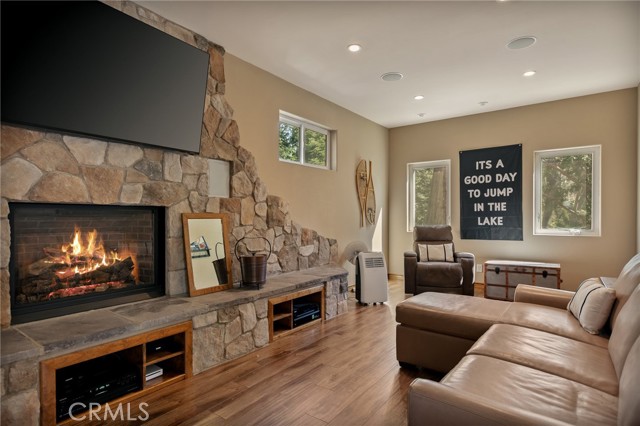 Detail Gallery Image 32 of 45 For 915 Trinity, Lake Arrowhead,  CA 92352 - 5 Beds | 3/1 Baths