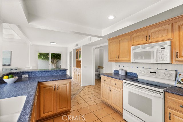 Detail Gallery Image 12 of 52 For 21941 Oceanview Ln, Huntington Beach,  CA 92646 - 4 Beds | 2/1 Baths