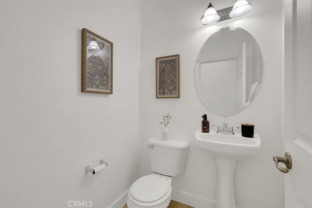 https://media.crmls.org/medias/9ceb3e00-ad62-4c2f-b73d-6c8f7b257e42.jpg?preset=X-Large