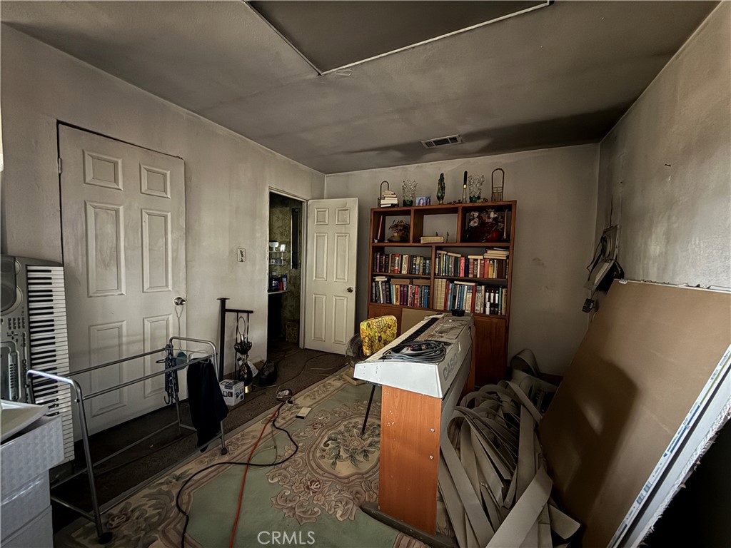https://media.crmls.org/medias/9ceba6cb-a085-43a3-8418-be6e39bd509f.jpg?preset=X-Large