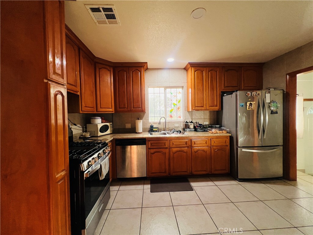 https://media.crmls.org/medias/9cee06ae-a61d-4073-9866-b66bfe2a7a3f.jpg?preset=X-Large