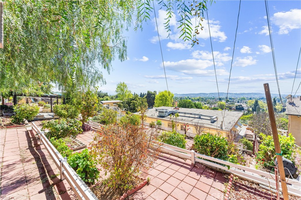 https://media.crmls.org/medias/9ceea9e1-49ba-48d7-8c97-f57529343ab8.jpg?preset=X-Large