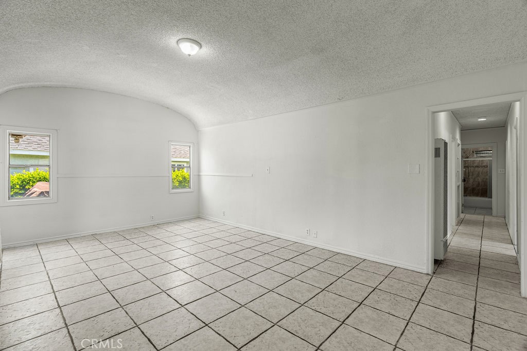 https://media.crmls.org/medias/9cf2800f-3a9c-4899-b4b4-298faea5795a.jpg?preset=X-Large