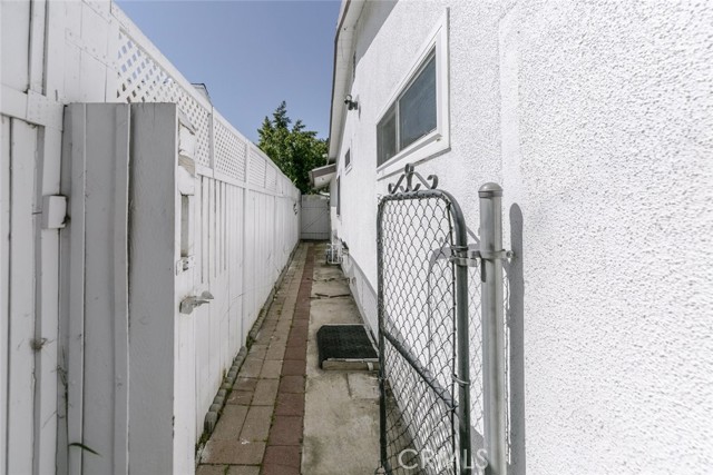Detail Gallery Image 32 of 33 For 13727 Leadwell St, Van Nuys,  CA 91405 - 3 Beds | 1/1 Baths