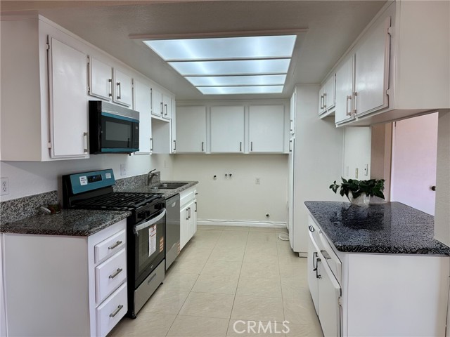 Detail Gallery Image 8 of 20 For 16970 Marygold Ave #30,  Fontana,  CA 92335 - 2 Beds | 2 Baths