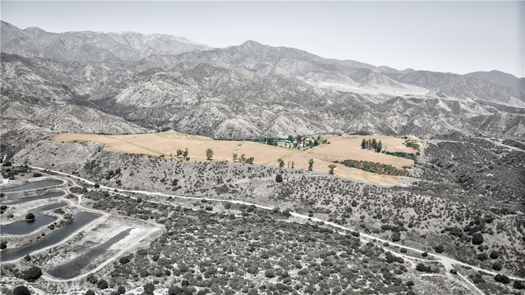 https://media.crmls.org/medias/9cf8f8e5-8453-4a95-9d37-45711f8a5d1d.jpg?preset=X-Large