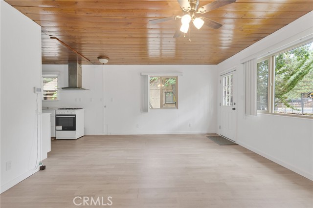 412 San Bernardino Avenue, Sugarloaf CA: https://media.crmls.org/medias/9cfda5d4-5c9c-400c-beea-c5d3d7eb676a.jpg