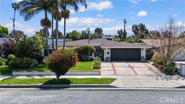2924 Royal Palm Drive, Costa Mesa CA: https://media.crmls.org/medias/9cfdb9f0-5b89-497f-ada9-6b28ea068f66.jpg