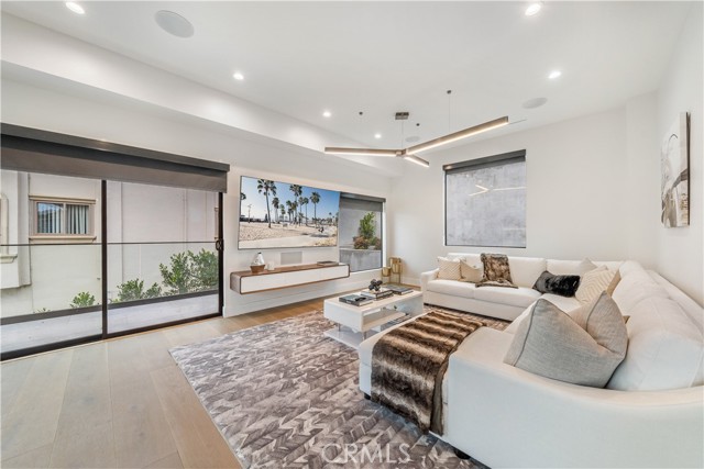Detail Gallery Image 2 of 30 For 2369 Jupiter Dr, Los Angeles,  CA 90046 - 4 Beds | 4 Baths