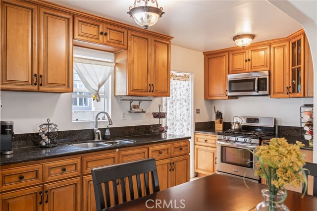 Detail Gallery Image 10 of 27 For 12945 Jefferson Avenue, Hawthorne,  CA 90250 - 3 Beds | 2 Baths
