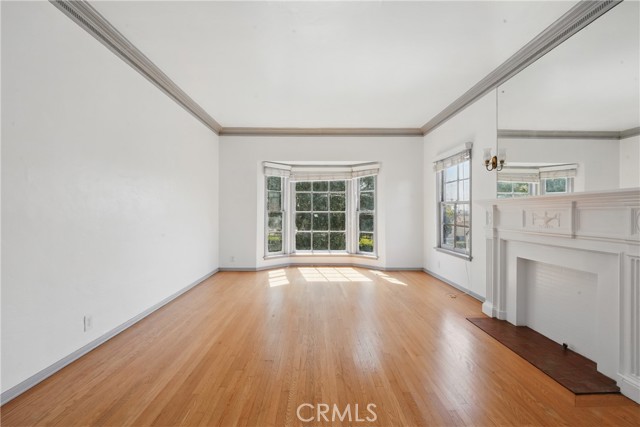 1327 S Burnside Avenue, Los Angeles CA: https://media.crmls.org/medias/9d01b344-b506-445a-b985-feba34c8936a.jpg