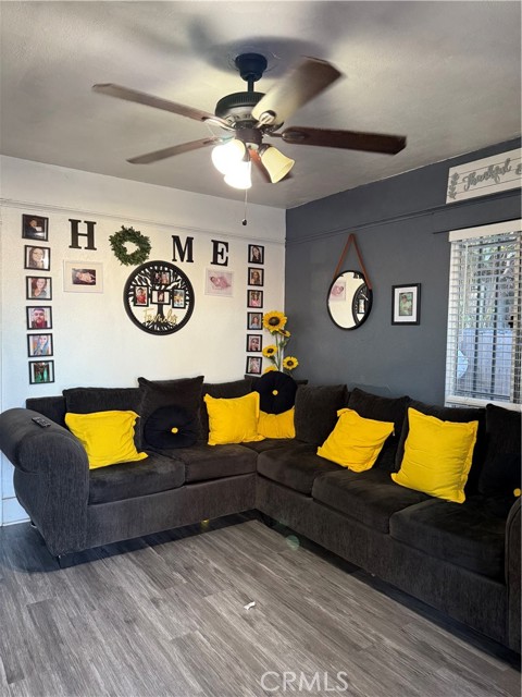 Detail Gallery Image 2 of 14 For 800 W 97th, Los Angeles,  CA 90044 - 3 Beds | 1 Baths