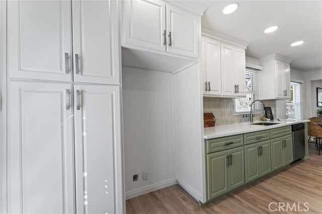 Detail Gallery Image 9 of 44 For 17008 Hartland St, Lake Balboa,  CA 91406 - 4 Beds | 2 Baths