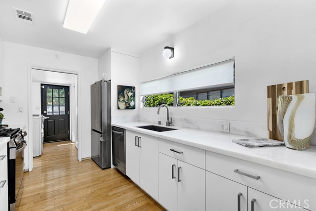 5217 Canoga Avenue, Woodland Hills CA: https://media.crmls.org/medias/9d067cc5-1185-4ef9-bcca-a64fb3bbe5c0.jpg