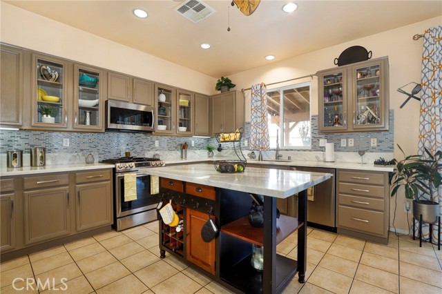 Detail Gallery Image 14 of 38 For 44232 Sunmist Ct, Lancaster,  CA 93535 - 5 Beds | 2/1 Baths