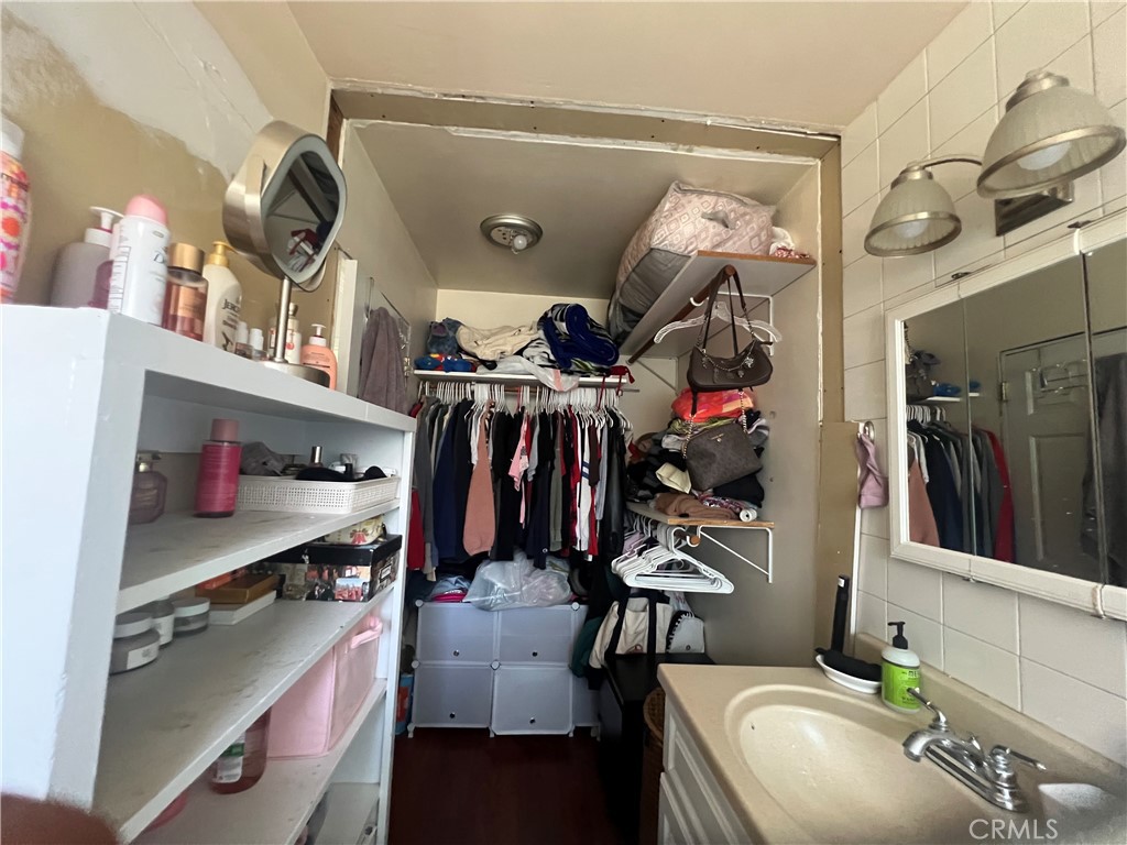 https://media.crmls.org/medias/9d07eb35-a67d-44b6-8189-713067e7c100.jpg?preset=X-Large