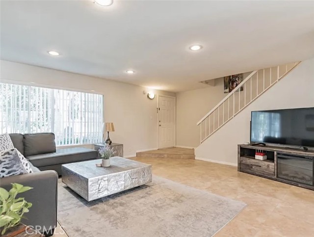 Detail Gallery Image 3 of 23 For 19110 Kittridge St #5,  Reseda,  CA 91335 - 3 Beds | 1/1 Baths