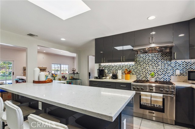 20283 Lorenzana Drive, Woodland Hills CA: https://media.crmls.org/medias/9d09027b-6cf3-4b7b-b534-5ec016d6731f.jpg