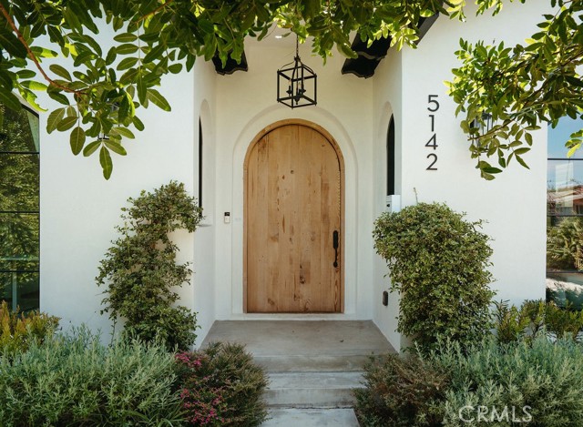 5142 Brynhurst Avenue, Los Angeles CA: https://media.crmls.org/medias/9d0c74d6-b815-41b5-a935-72c4597e145d.jpg