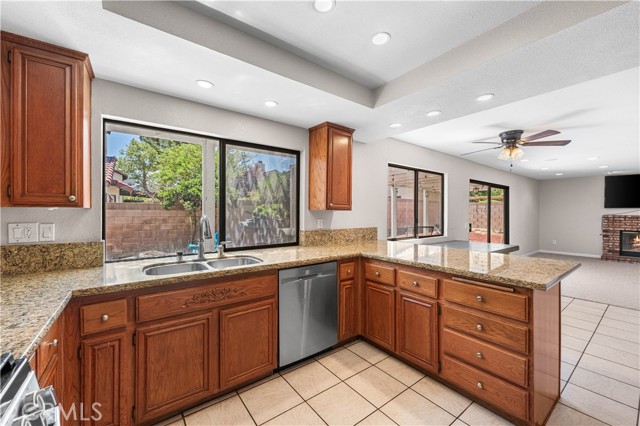 3046 W Avenue J4, Lancaster CA: https://media.crmls.org/medias/9d0dbb73-a107-4908-87e4-b337c6b080e7.jpg