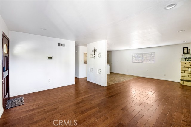 Detail Gallery Image 4 of 22 For 7044 White Oak, Van Nuys,  CA 91406 - 3 Beds | 2 Baths