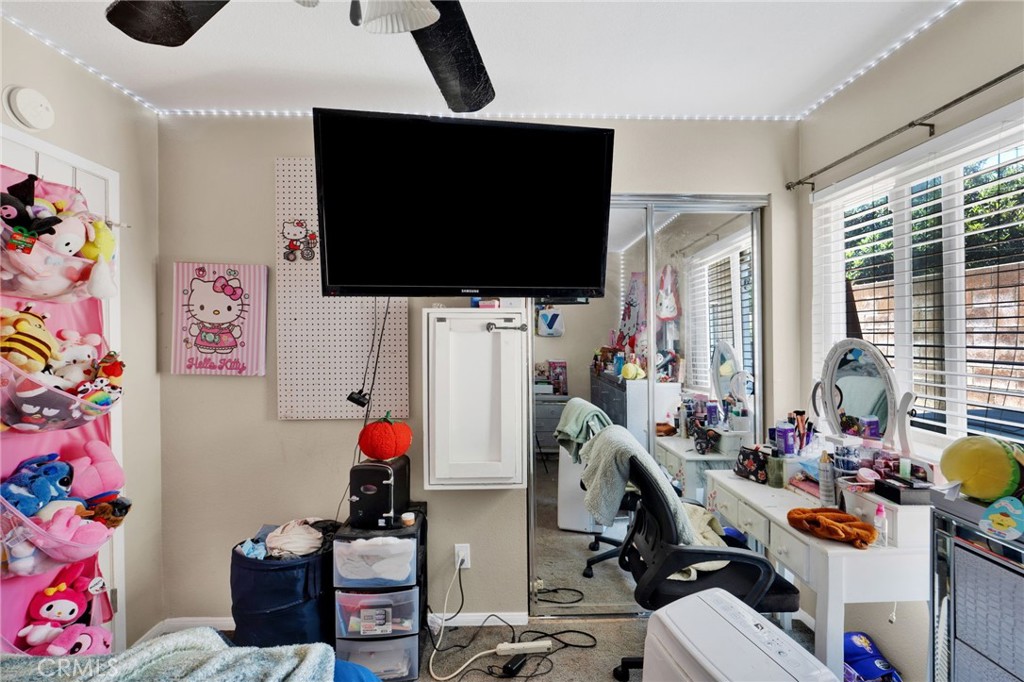 https://media.crmls.org/medias/9d1519e6-816a-4025-b9cc-7ac8eda78203.jpg?preset=X-Large