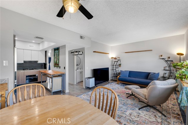 Detail Gallery Image 7 of 25 For 6323 Reseda Bld #14,  Tarzana,  CA 91335 - 2 Beds | 3 Baths