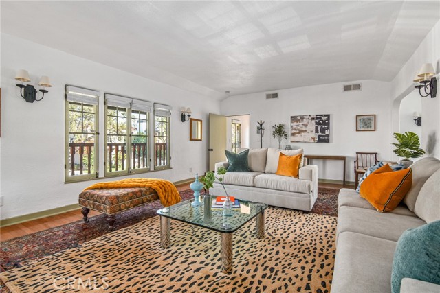 Detail Gallery Image 5 of 38 For 8246 4th St, Los Angeles,  CA 90048 - 2 Beds | 2 Baths