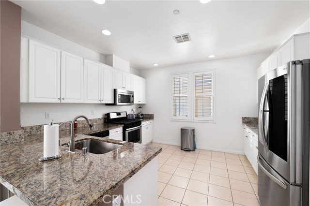 Detail Gallery Image 13 of 40 For 6064 Snapdragon, Corona,  CA 92880 - 4 Beds | 2/1 Baths