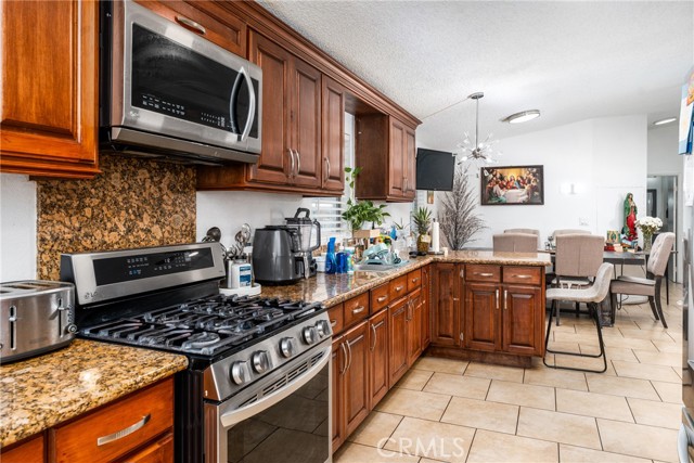 Detail Gallery Image 11 of 37 For 1855 E Riverside Dr #209,  Ontario,  CA 91761 - 4 Beds | 2 Baths