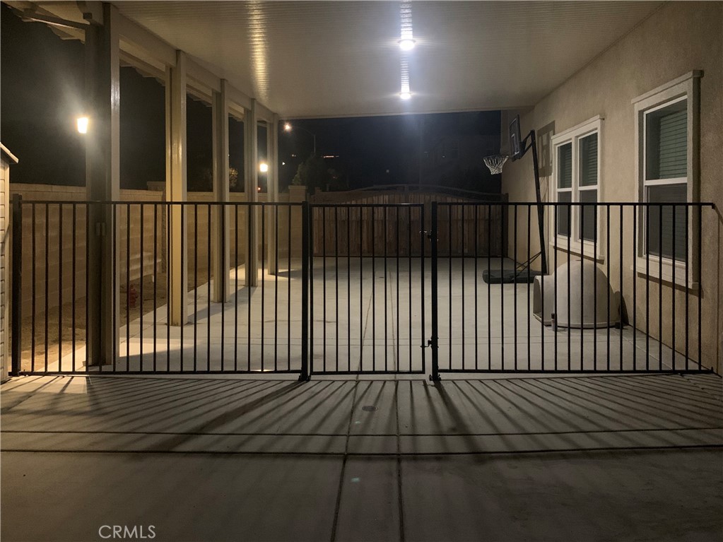 https://media.crmls.org/medias/9d1a90aa-f1a3-4b3e-b1f2-cae3687e6c5c.jpg?preset=X-Large
