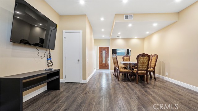 Detail Gallery Image 3 of 32 For 14256 Victory Bld #3,  Van Nuys,  CA 91401 - 2 Beds | 2 Baths