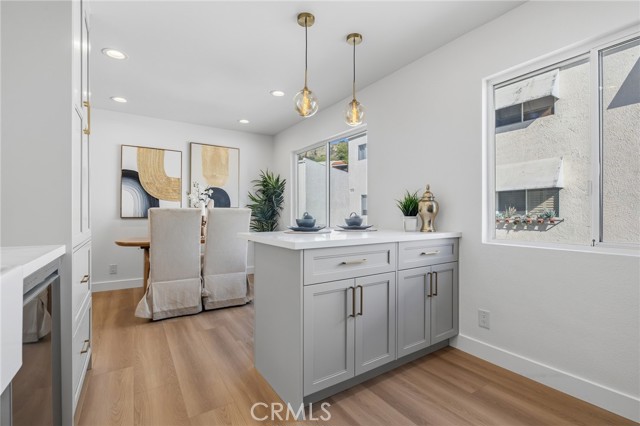 Detail Gallery Image 2 of 42 For 9502 via Salerno, Burbank,  CA 91504 - 2 Beds | 3 Baths