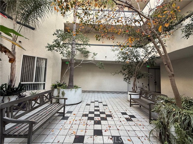 1240 S Corning, Los Angeles CA: https://media.crmls.org/medias/9d211452-333e-4732-97c0-d59081b84126.jpg