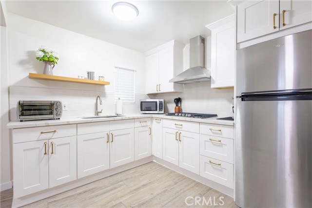 3720 S St Andrews Place, Los Angeles CA: https://media.crmls.org/medias/9d27d894-5feb-40fa-9a61-f63df60790c1.jpg